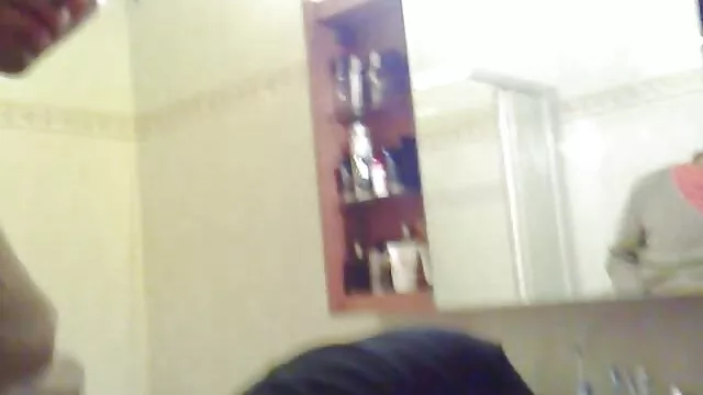 女性はカメラの上でスインググループを開催し、膣に指を刺した。 レズビアン 動画 サイト