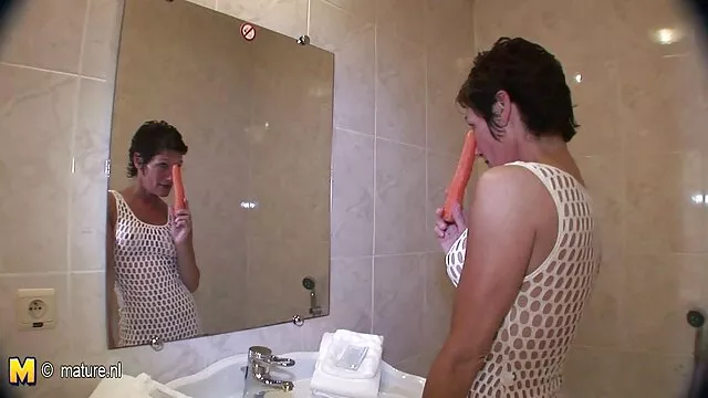 彼女はshnyagaが彼からぶら下がって出てきたとき、ブルネットは鋳造で彼の男らしさの大きさに少し驚いた レズビアン アダルト 動画
