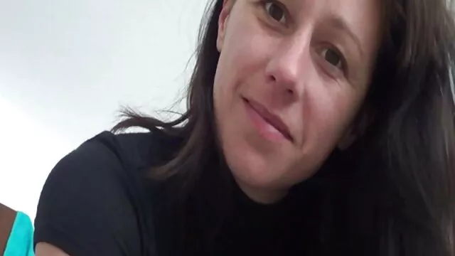 ジュリアは戻って身を乗り出し、彼女のお尻を引っ張って、自宅で癌を打つ。 レズビアン セックス ビデオ