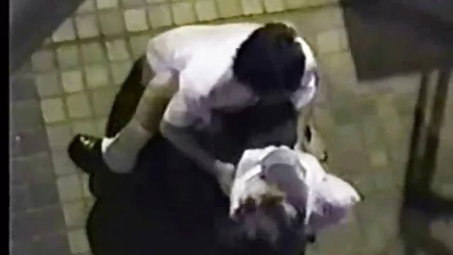 女の子は洗濯機で立ち往生し、ドラムに髪を固定し、男はそれを壊した レズビアン オナニー 動画
