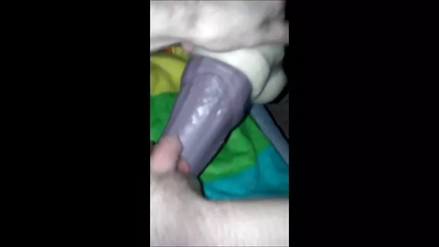 従業員はドアをノックすることなく部屋に入り、テナントが自慰行為をして静かに寝るのを見る。 無料 アダルト 動画 レズビアン