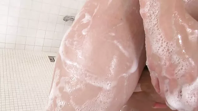彼女はステージ上で男の下着を脱いだ、と彼のペニスは非常に小さいので、彼女は恥ずかしがり屋ではない、彼女は彼女のパートナーに愛を作り始めた。 レズビアン 無料