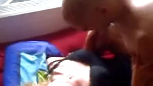 酔っぱらった女の子がパーティーから覗き出し、弟の部屋に入り、服を脱ぎ始めた。 無料 無 修正 レズビアン