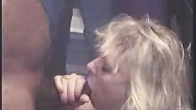 黒スレーブ食べるふしだらな女の尼僧は倉庫で愛している レズビアン 素人 動画