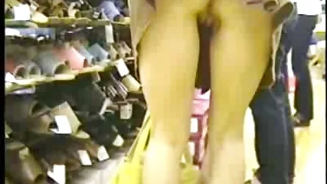 傲慢なクリトリスは、キノコのチーズケーキを持つ椅子に座って、スペインのフアナイトに指を振った。 レズビアン の 動画