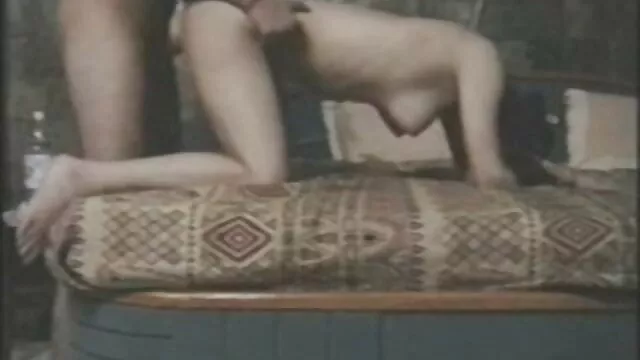 オマンコの長い脚は、スカートの底に禿げた男を登り、膣に浸透し、手でクリトリスを打ち始めました。 レズビアン 無料 動画