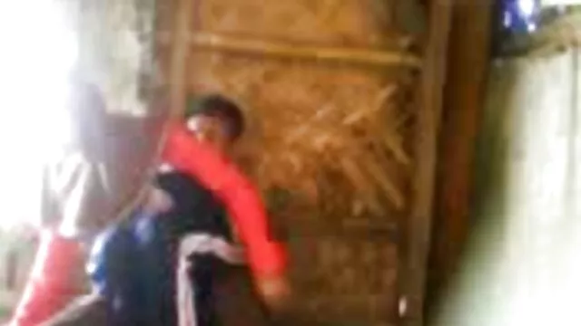 予測不可能な出来事がマッサージテーブルで起こり、マッサージ師の指が誤って毛むくじゃらの猫の深淵に溺れてしまった。 レズビアン エロ ビデオ