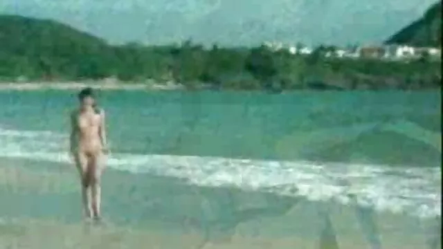 裸足のみだらのグループは、ディスコで踊って、男性に素敵なお尻を与える アダルト 動画 レズビアン