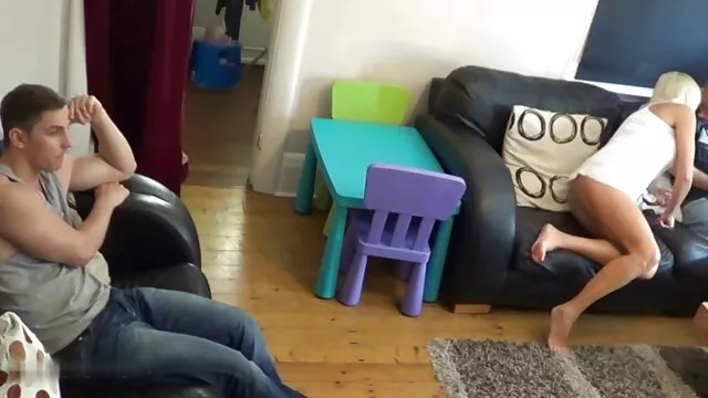 茂みの中で盲目のガールフレンドと群衆と一緒に寝るために祖父とボーイフレンド レズビアン 動画 無 修正