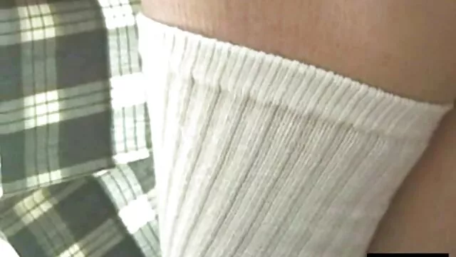 短い髪の歯石は、彼の唇でskrotumnyaをつかんで、彼女の夫によって卵とプールを果たしています レズ 無料 動画