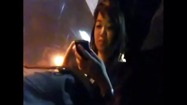 あなたの舌で毛むくじゃらの膣を愛撫し、あなたの足を伸ばす。 レズビアン h 動画