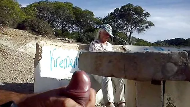 ロシアのゲリラは、お尻の美しさで指を吐き出し、突き刺した。 レズピアン 動画