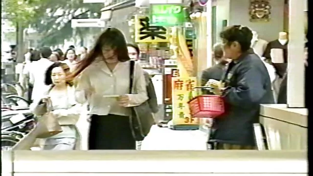 涙の流れに黒い眉毛を持つ若い女の子彼の肩の上に彼の足で膣内に弱い膣を持つスキニーな男 アダルト 動画 レズビアン