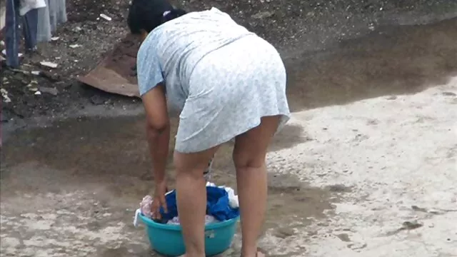 ママは息子が女の子を家に連れて来なかったことに驚いて、すべてが彼の方向で正常であるかどうかを確認するために部屋に彼女を呼び出すことにしました、そして彼が彼女の胸を見たとき、男は、もちろん、ホモであり、彼が部屋にいない場合は特に、大声でママと彼をファックします。 エロ ビデオ レズビアン