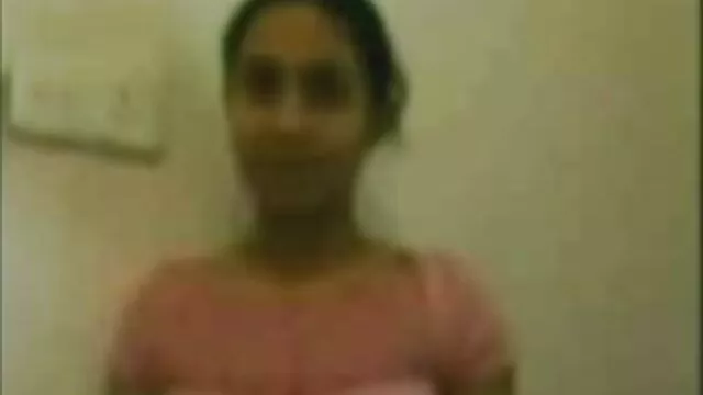 女性はシャワーの後にタオルを寄り添っていて、彼女の胸が出てきた、男は彼の目をどこに置くべきか分からなかった。 無 修正 無料 レズビアン