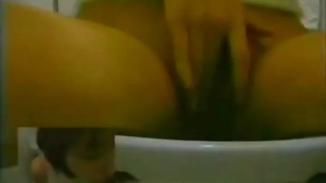 男は車の中で姉妹と遊び、BDSMのゲームのためのジョークを埋める。 変態 レズビアン 動画