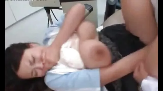カプセルの中の人が濡れた帽子を身に着けているとき、ハリファは悲しみで部屋を見た。 無 修正 潮吹き レズビアン