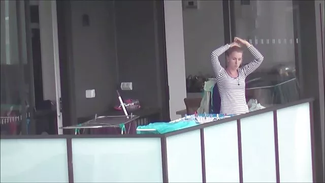 恥ずかしがり屋の義理の娘は、義父と目を覚ますために無気力の古いセグメントを洗う、あなたは行動する必要があります。 無料 av レズビアン