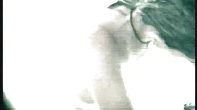 ブルドーザーが肛門の腸に行き、順番を待つのを見るために跳ねるメガネを持つオタク 無料 無 修正 レズビアン
