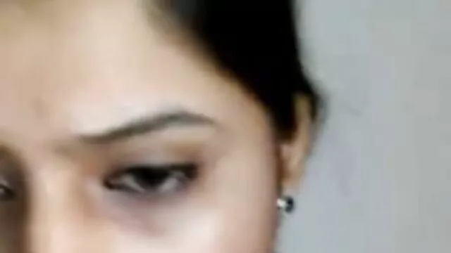 タオルは女性から落ち、配管工の前で裸に立っていた。 レズビアン アダルト ビデオ