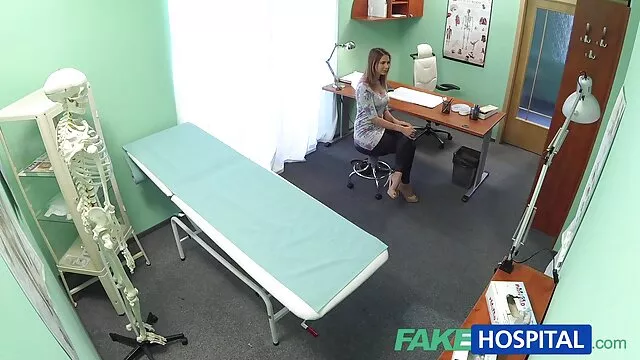 スペイン人はベッドの上に癌を立っていて、肛門を得るために彼のコックを上げた 無 修正 潮吹き レズビアン