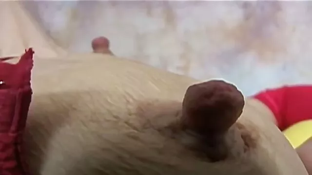 首のページからの女の子は、階段に着陸し、ほとんど隣人に着いたときに手足で苦労します 無料 無 修正 レズビアン