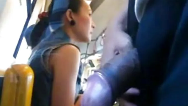 牛乳の納屋の農家は、牛と一緒に家の母乳育児の女性をクロールします 無料 エロ 動画 レズビアン