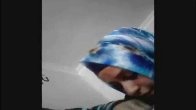 小さなクリトリスの隣の舌で優しく撫で、クンニ中にオマンコの頭を見せる レズビアン の エロ 動画