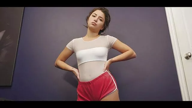 粘着性の髪で雌犬を保持し、彼女は吸い続けるようにします レズビアン クンニ 動画