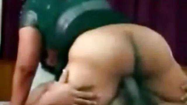 彼女の横たわっている唇から突き出る彼女の厚いclitをマッサージするLimping老婦人 巨乳 レズビアン 動画