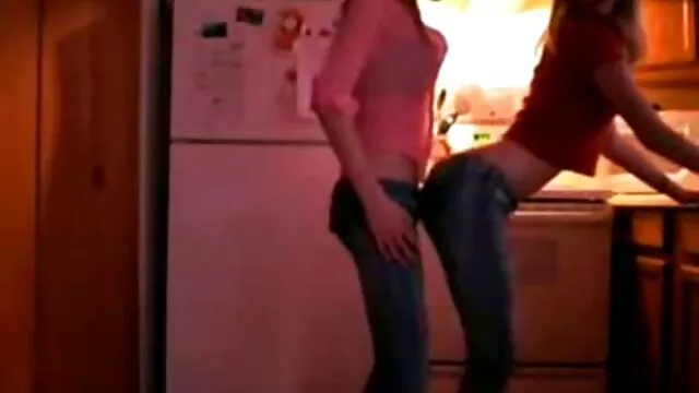 無知な女の子は、彼女が同僚とSkypeで何をしているのか、画面に何が記録されているのか気づかなかった 熟女 レズビアン 動画