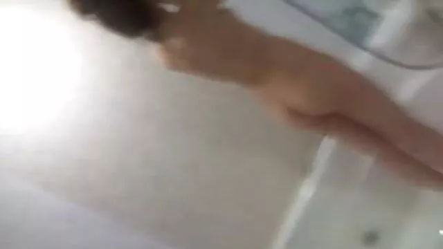 私は私のお尻を犯し、私は四つん這いで、後ろの穴に穴を開ける痛みから泣いています 無料 レズビアン 動画