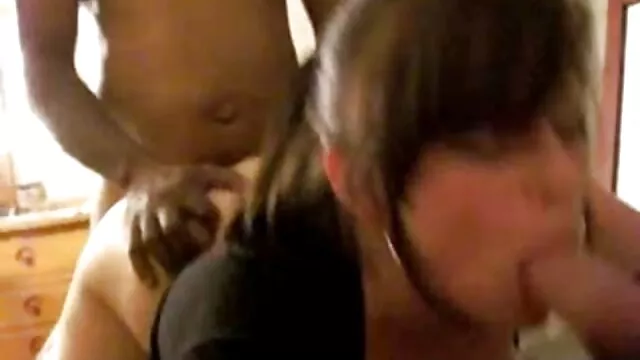 ブルネットは、ポイントに入る恥骨の肢に銃で彼女の足と猫を広げる。 レズビアン サンプル 動画