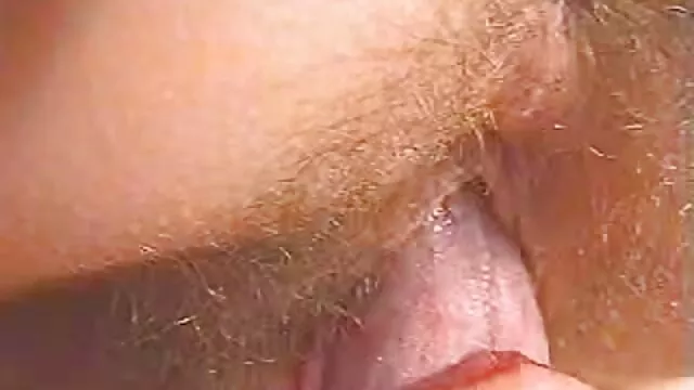 彼がお金を探しに来るときに私のオフィスの口の中に彼の汚れた舌を突き刺す未定のハヌリク。 ビアン エロ 動画
