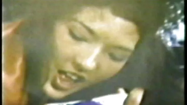 シャツのようなもの、赤い鶏pendyuril、彼女に乗って赤毛の女性のロールの間。 外人 レズ エロ 動画