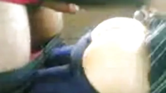 どんなに目が腫れても女の子の喉にペニスを押し込み、飲み込むことを余儀なくされる肌の野郎 レズビアン あげさげ